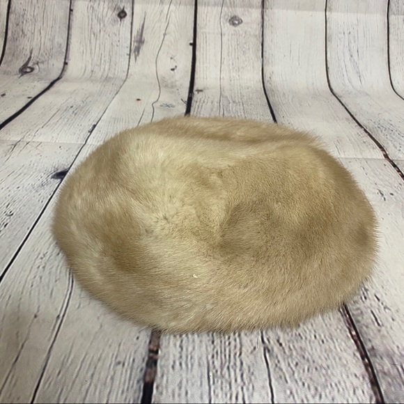 Accessories - Vintage beige fur flat beret hat cap silk lining